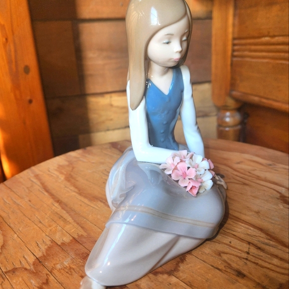 LLADRO "NOSTALGIA" #5071 YOUNG GIRL WITH FLOWERS - Picture 4 of 12